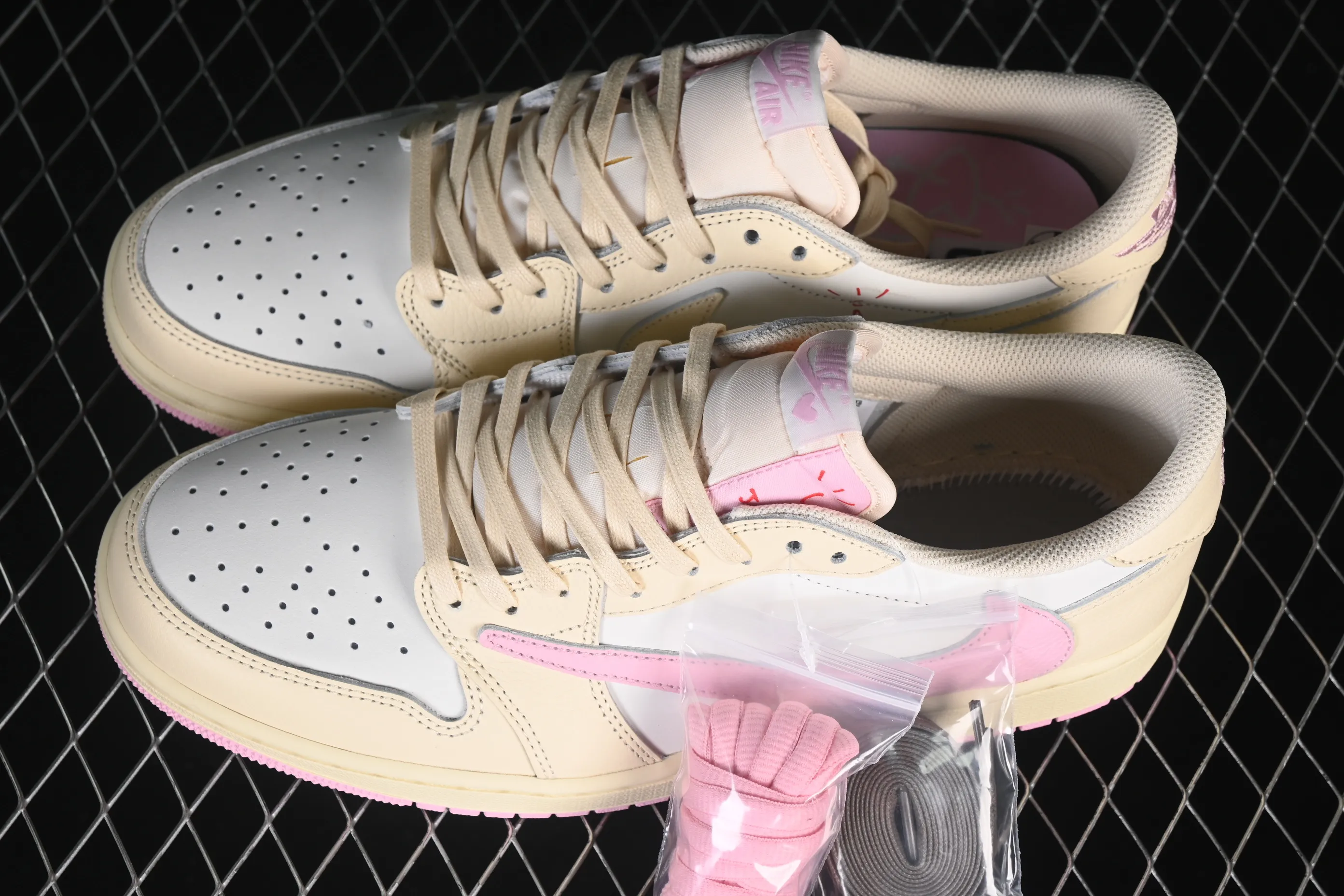 All categories Air Jordan Jordan series basketball shoes Air Jordan 1 Low pure original version Travis Scott x Air Jordan 1 Low OG AJ1 Joe 1 undercut low IQ7604-100